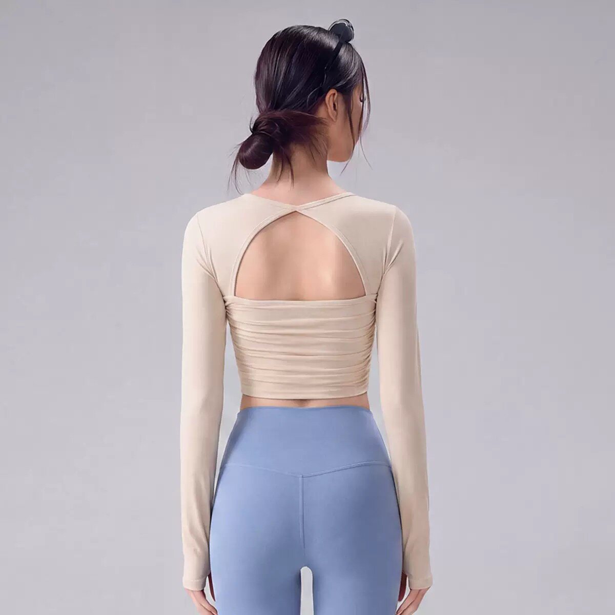 胸パッド付き、背中が美しく見える長袖ヨガトップス。ランニング - Pilates Yoga One のレビューと価格